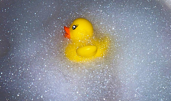 Резиновый гость, к которому есть вопросы: почему могут быть опасны обычные игрушки для купания – объясняет педиатр