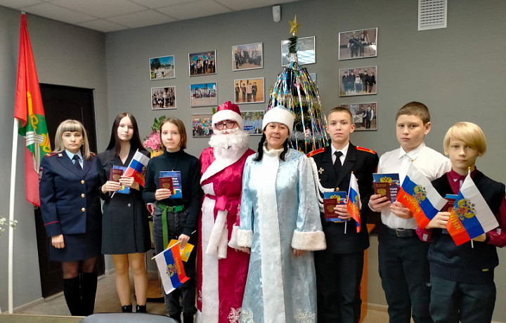 В канун Нового года юные новомосковцы получили паспорта