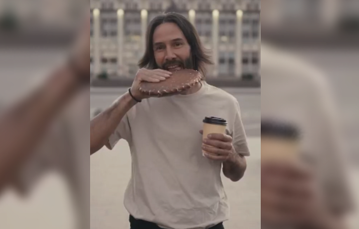 «Киану Ривз» приехал в Тулу и попробовал Тульский пряник