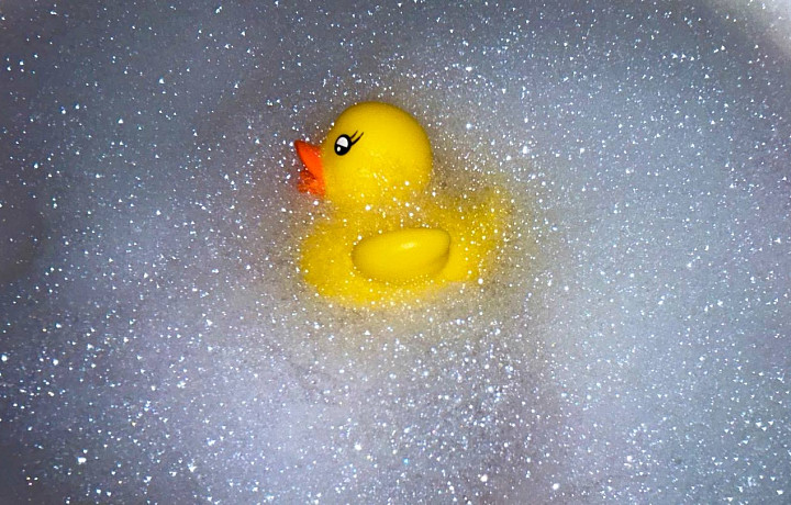 Резиновый гость, к которому есть вопросы: почему могут быть опасны обычные игрушки для купания – объясняет педиатр