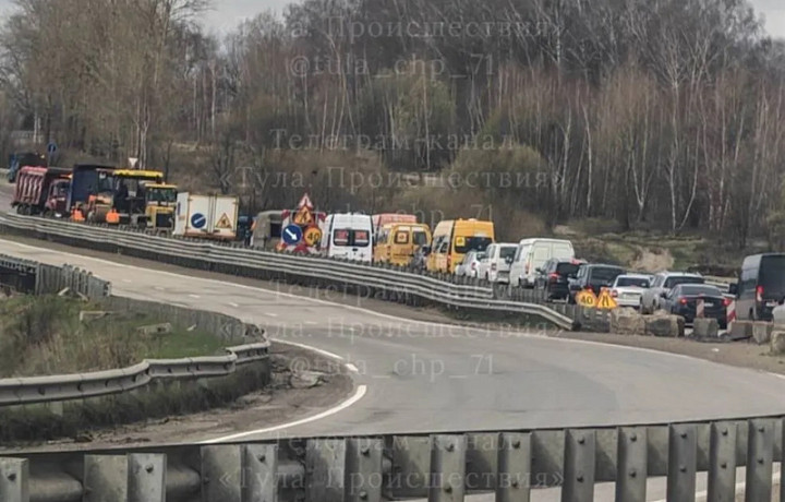 На трассе «Тула – Новомосковск» перекрыли дорогу: не пускают даже скорую помощь