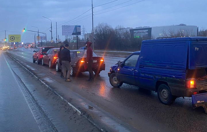 Сразу три автомобиля столкнулись на Восточном обводе в Туле