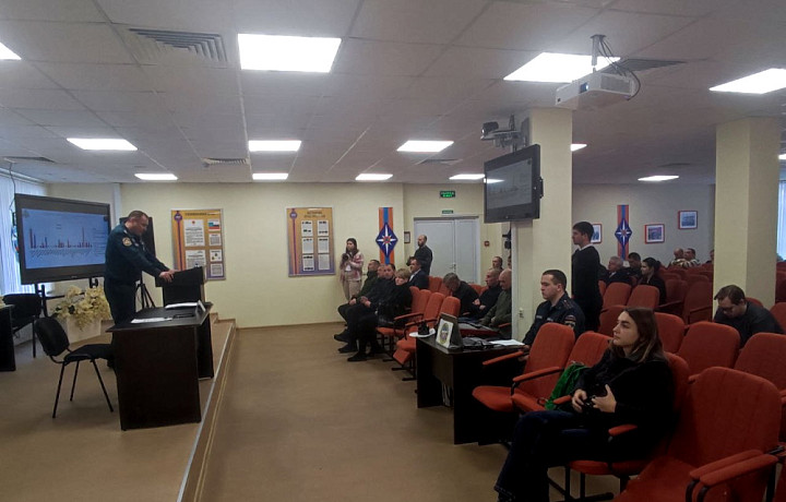 В МЧС наградили туляков, которые спасли тонущих людей