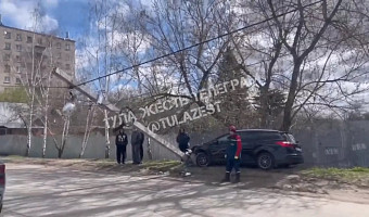 В Туле на улице Карла Маркса водитель на иномарке снёс столб