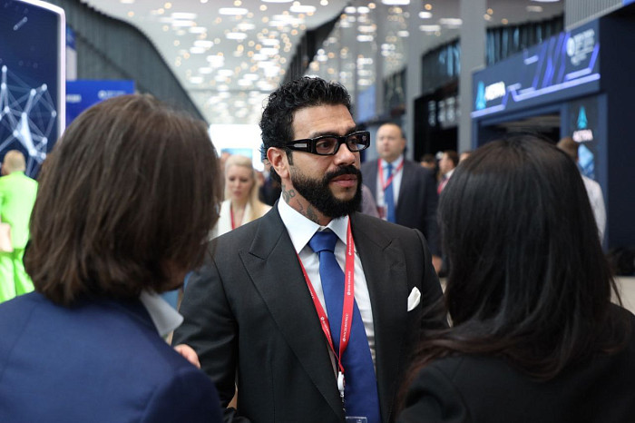 Люди, машины, роскошь: яркие фото третьего дня ПМЭФ-2024