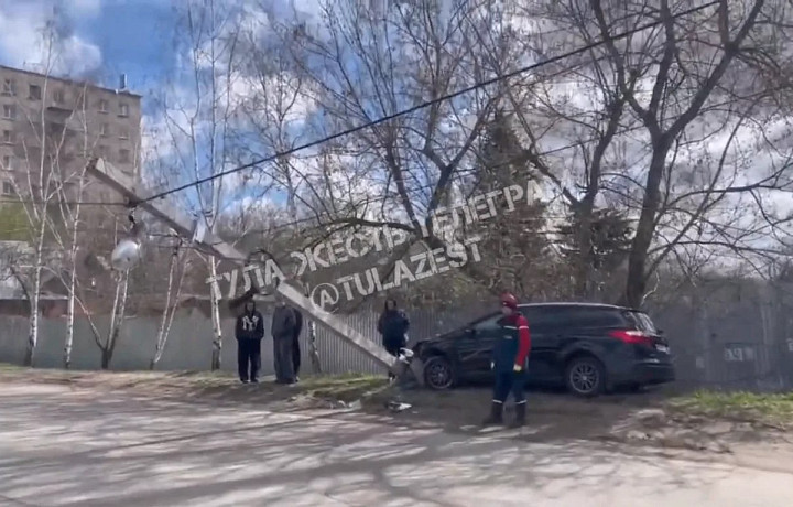 В Туле на улице Карла Маркса водитель на иномарке снёс столб