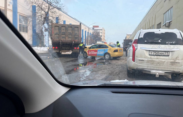 На улице Мосина в Туле произошло ДТП с грузовиком и такси