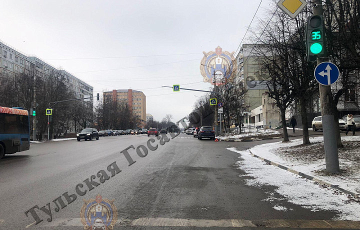 На улице Фрунзе в Туле водитель на Mercedes сбила 85-летнего мужчину