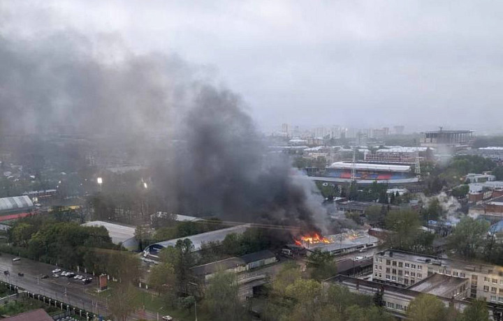 Автосервис загорелся на проезде Тимирязева в Туле