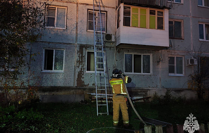 Из-за пожара в пятиэтажке в поселке Заокский эвакуировали 12 человек