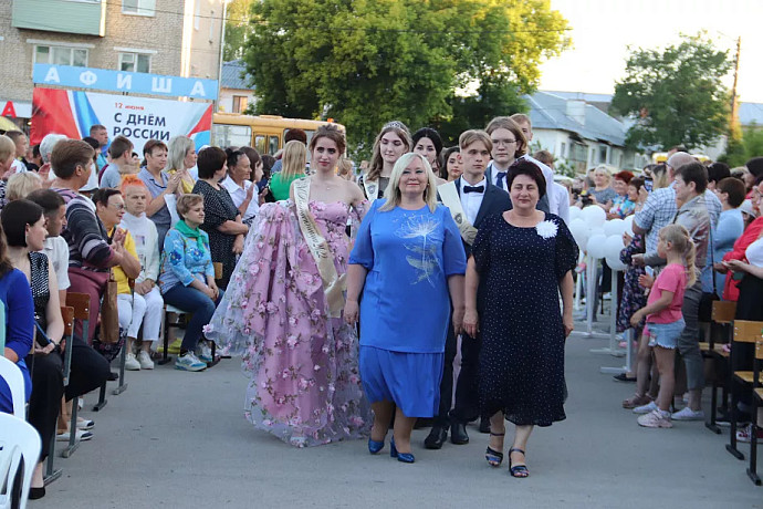 В Плавске состоялся районный выпускной бал с праздничным фейерверком