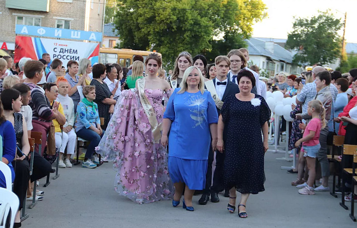 В Плавске состоялся районный выпускной бал с праздничным фейерверком
