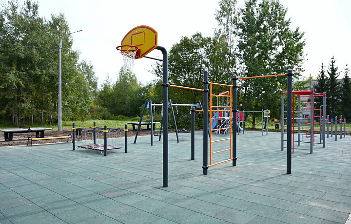 Новую детскую площадку установили на улице Емельянова в Щекине