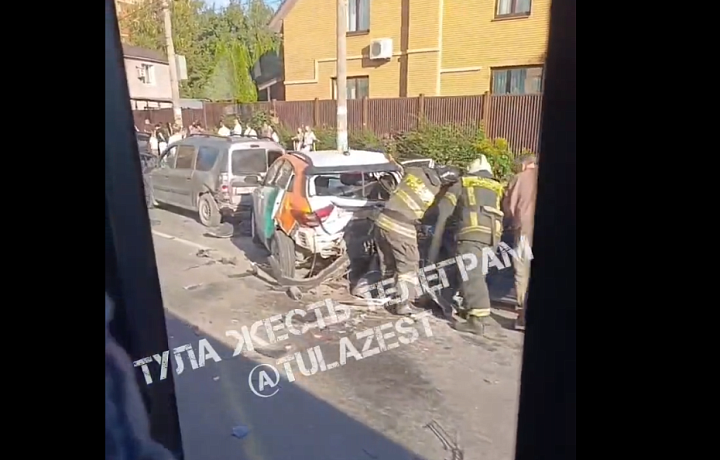 На улице Дмитрия Ульянова в Туле произошло массовое ДТП