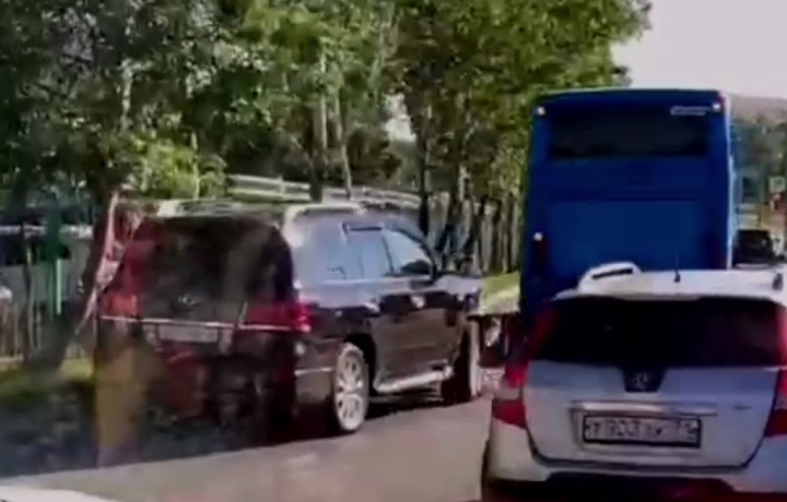 На улице Вильямса в Туле произошло ДТП между внедорожником и автобусом