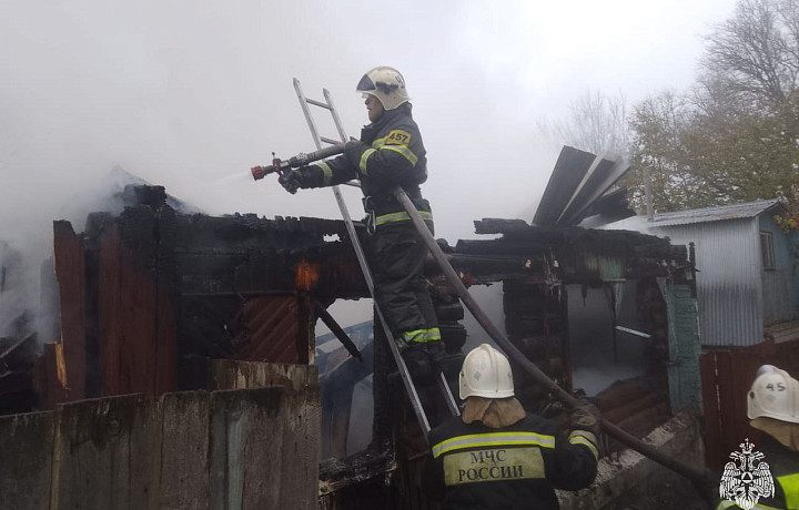 Два дома, пристройка и две машины сгорели за сутки в Тульской области
