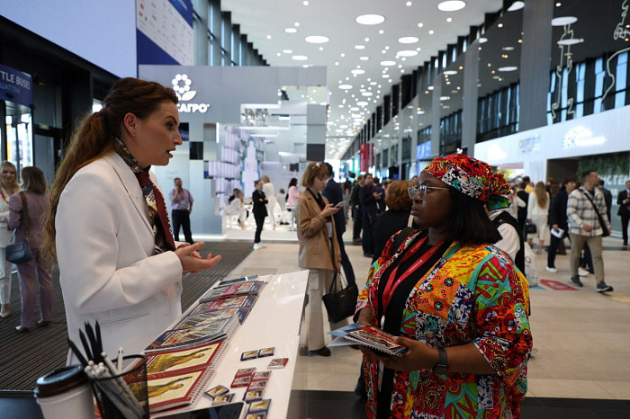 Люди, машины, роскошь: яркие фото третьего дня ПМЭФ-2024