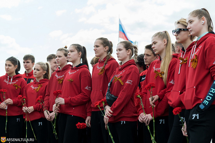 Футболисты «Арсенала» и волейболистки «Тулицы-2» возложили цветы к мемориалу «Защитникам неба Отечества»