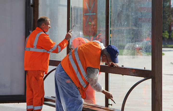 В Туле началась мойка остановочных павильонов