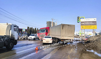 На Новомосковском шоссе под Тулой в результате ДТП сложилась фура