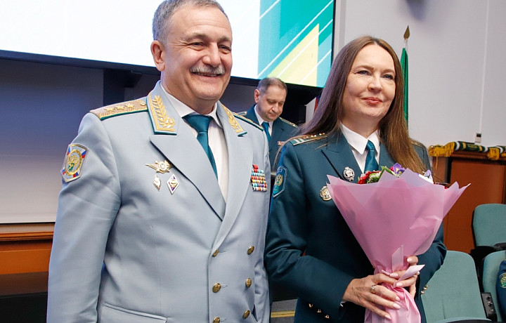 Тулячке присвоили почетное завние заслуженного таможенника Российской Федерации