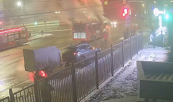 Троллейбус на улице Болдина в Туле полностью охватило огнём за пять минут: опубликовано полное видео пожара