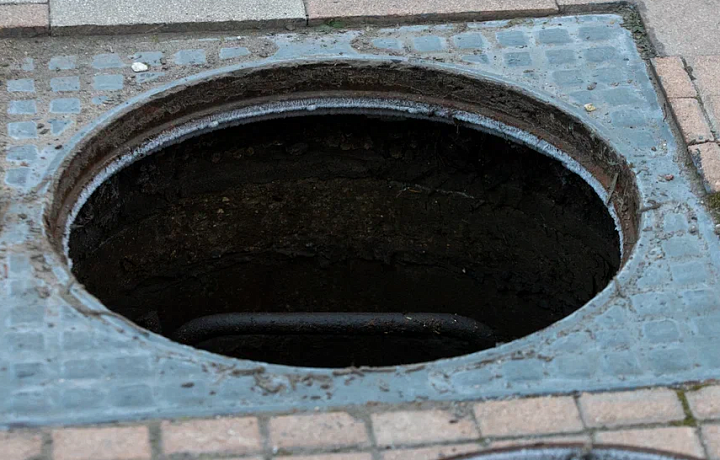 На проспекте Ленина в Туле провалился канализационный люк