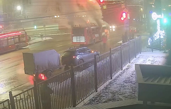 Троллейбус на улице Болдина в Туле полностью охватило огнём за пять минут: опубликовано полное видео пожара