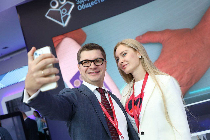 Люди, машины, роскошь: яркие фото третьего дня ПМЭФ-2024