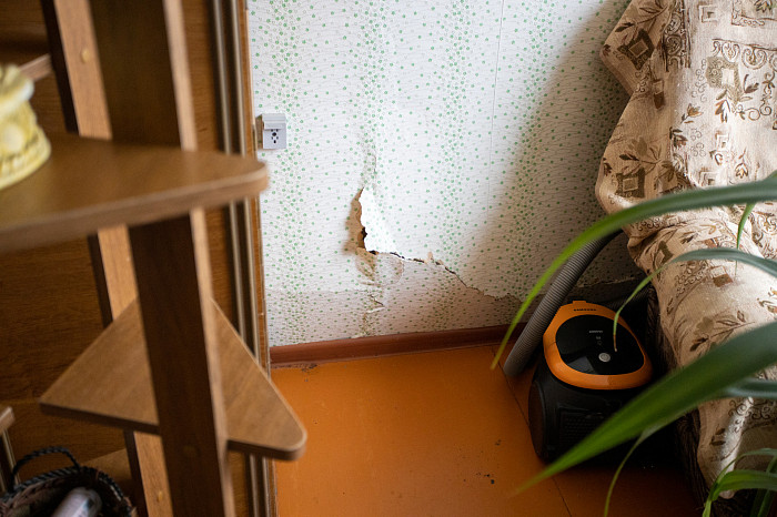 «Дыры в стенах закрываем куртками»: как жители аварийного дома в Щекинском районе пять лет ждут расселения