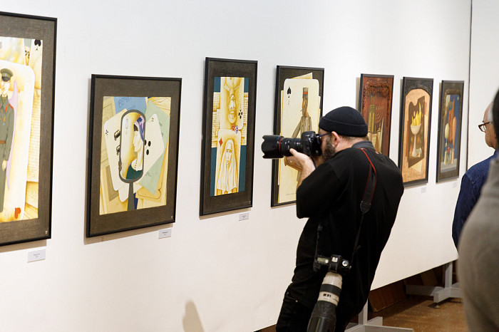 Таинственные маски и средневековые мотивы: в Туле открылась выставка художника Александра Майорова