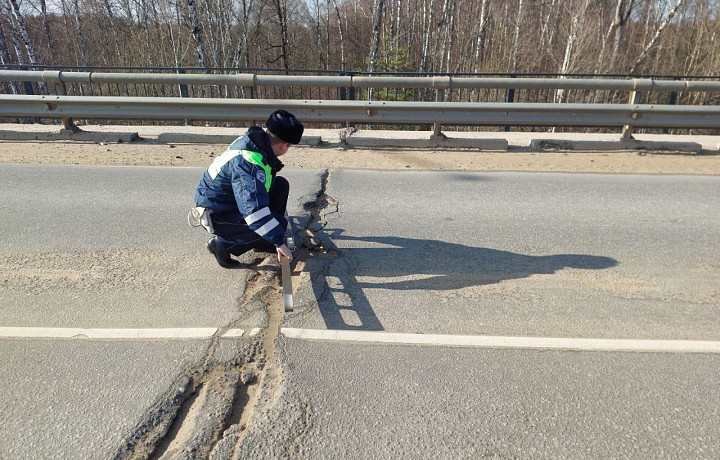 Недавно отремонтированная дорога в Заокском рассыпается: прокуратура начала проверку