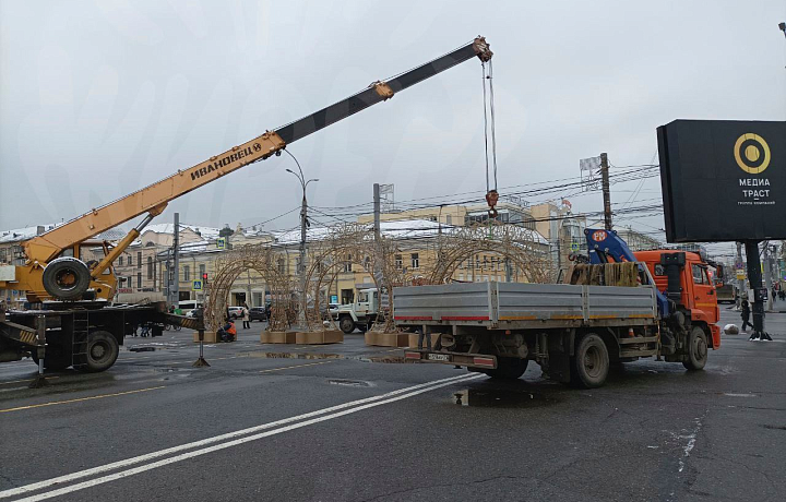 На площади Ленина в Туле началась установка новогодних украшений