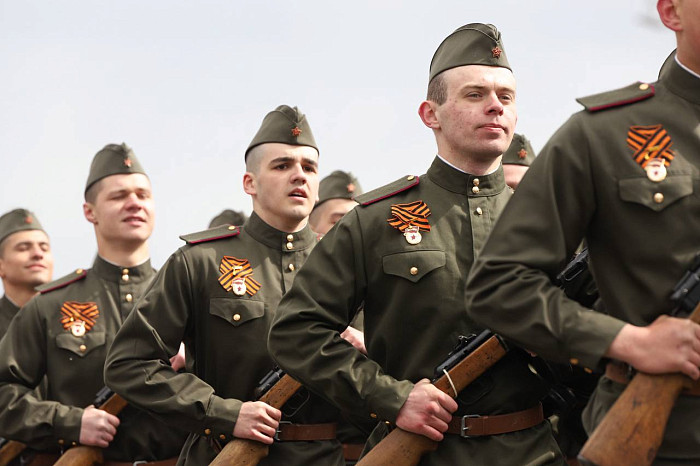 На площади Ленина в Туле прошел Парад Победы: фоторепортаж