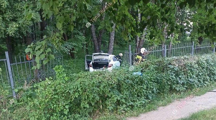 На улице Кутузова в Туле пьяный водитель снес забор