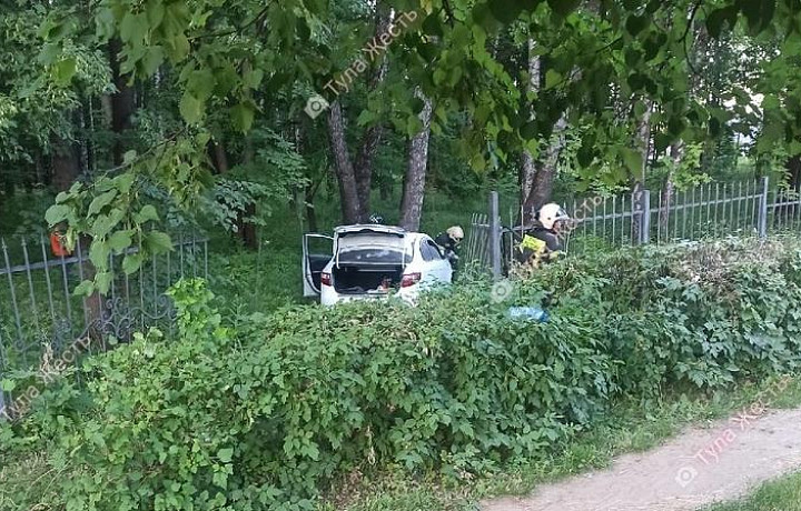 На улице Кутузова в Туле пьяный водитель снес забор