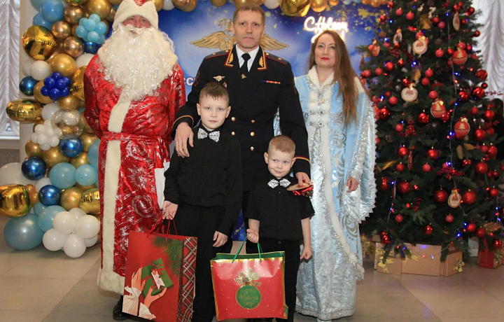 Тульские полицейские исполнили новогоднюю мечту детей сотрудника в рамках акции «Ёлка желаний»