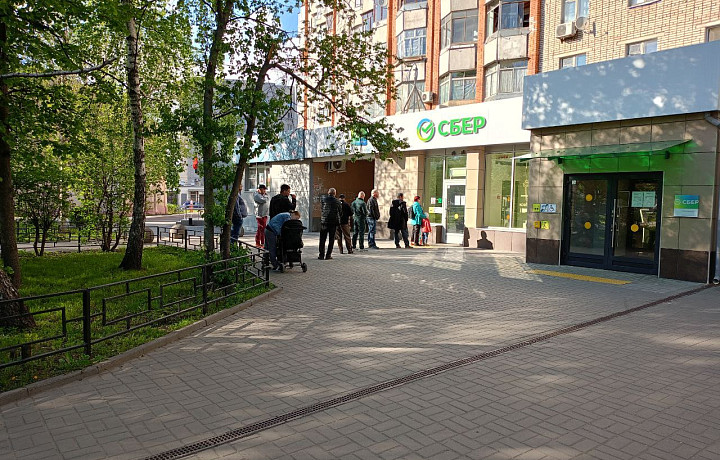 В Туле возникли очереди к банкоматам из-за перебоев со связью