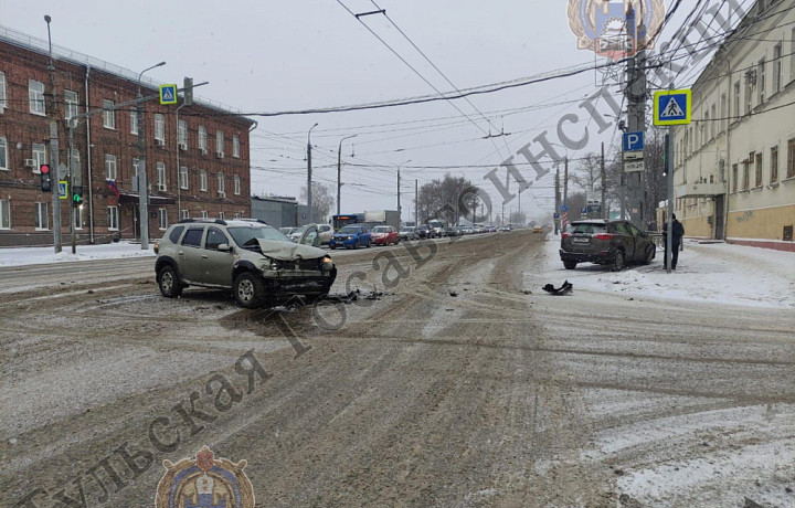 В Туле на улице Советской Toyota RAV 4 устроил ДТП, не пропустив Renault