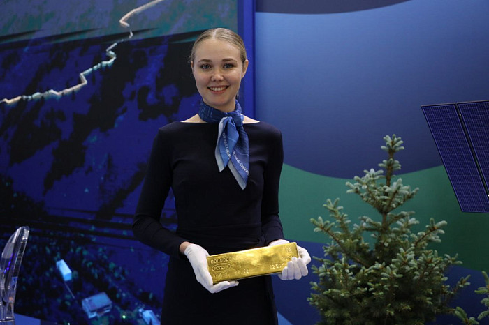 Люди, машины, роскошь: яркие фото третьего дня ПМЭФ-2024