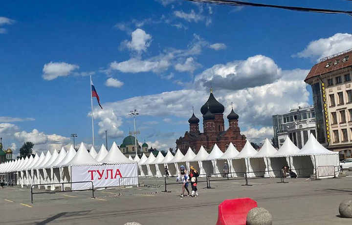 На площади Ленина в Туле установили белые шатры