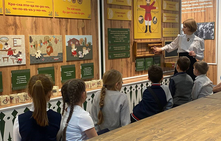 «В шутку Толстой сказал, что это будет «университет в лаптях»: что за новое пространство появилось в Ясной Поляне, и почему оно «муравейное»