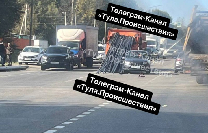 На Новомосковском шоссе Тулы металлические трубы искорежили кабину КАМАЗа, вылетев из кузова