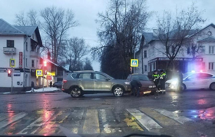 В Туле на улице Кутузова столкнулись Lada и Volkswagen