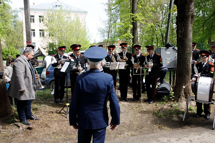 Тульские кадеты и студенты поздравили ветерана Великой Отечественной войны с наступающим Днем Победы