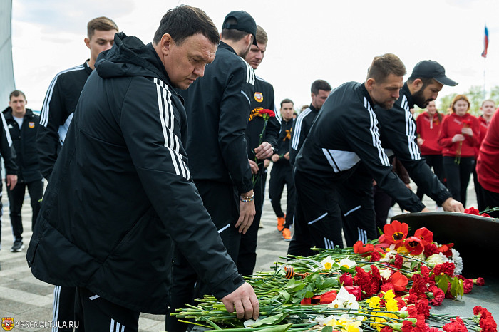 Футболисты «Арсенала» и волейболистки «Тулицы-2» возложили цветы к мемориалу «Защитникам неба Отечества»