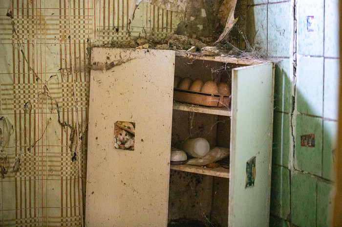 «Дыры в стенах закрываем куртками»: как жители аварийного дома в Щекинском районе пять лет ждут расселения