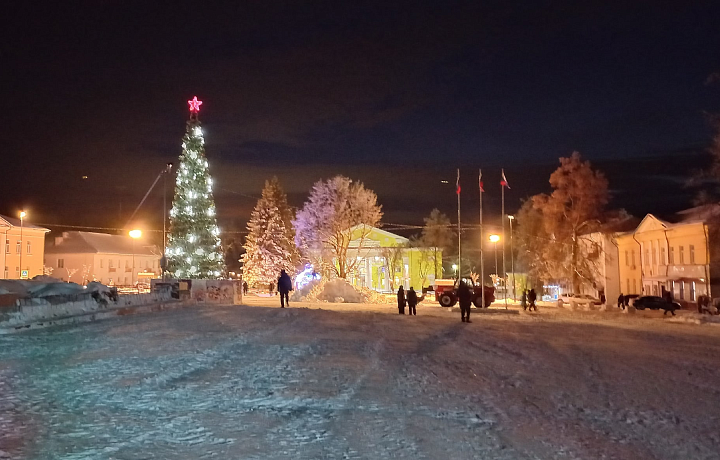 В Ясногорске на площади Ленина установили новогоднюю елку