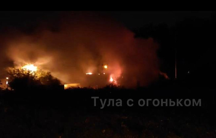 На двух улицах Новомосковска ночью горели сараи и гаражи