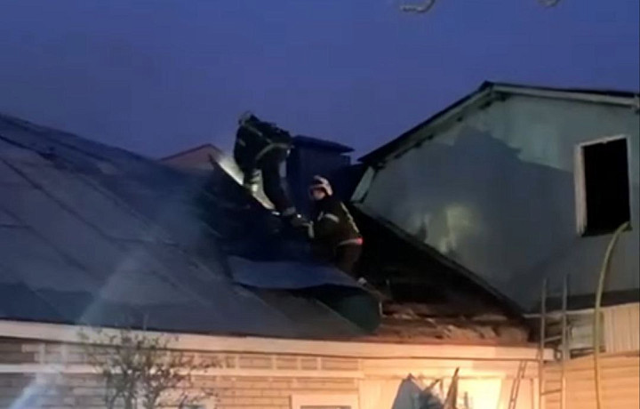 Шесть пожарных расчетов тушат пожар в гараже и жилом доме в Туле